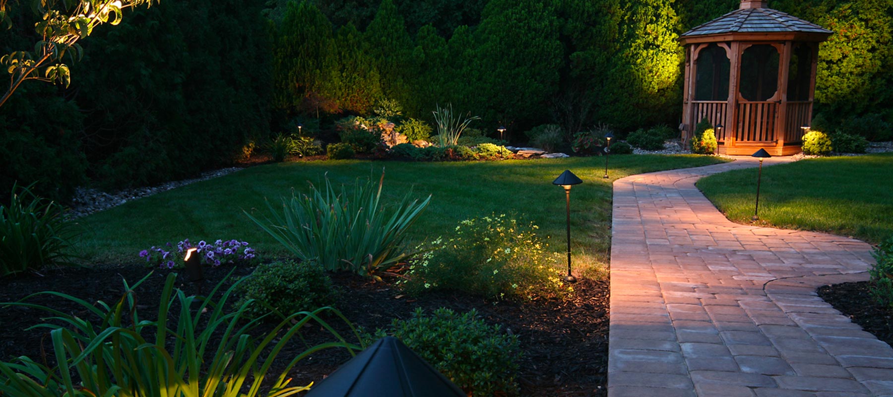 Outdoor landscape lighting | US Electrical